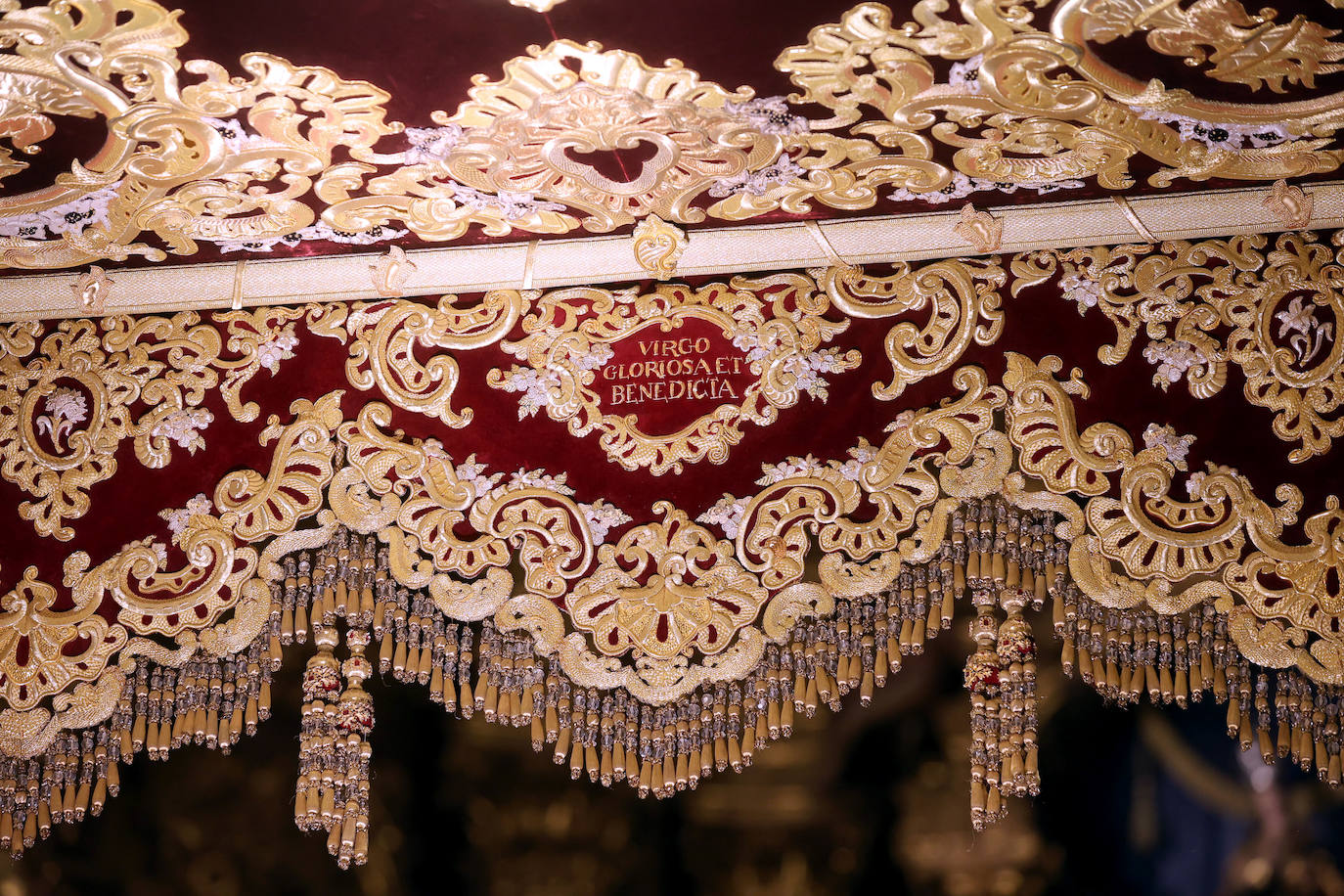 La presentación de las bambalinas interiores del palio de la Candelaria de Córdoba, en imágenes