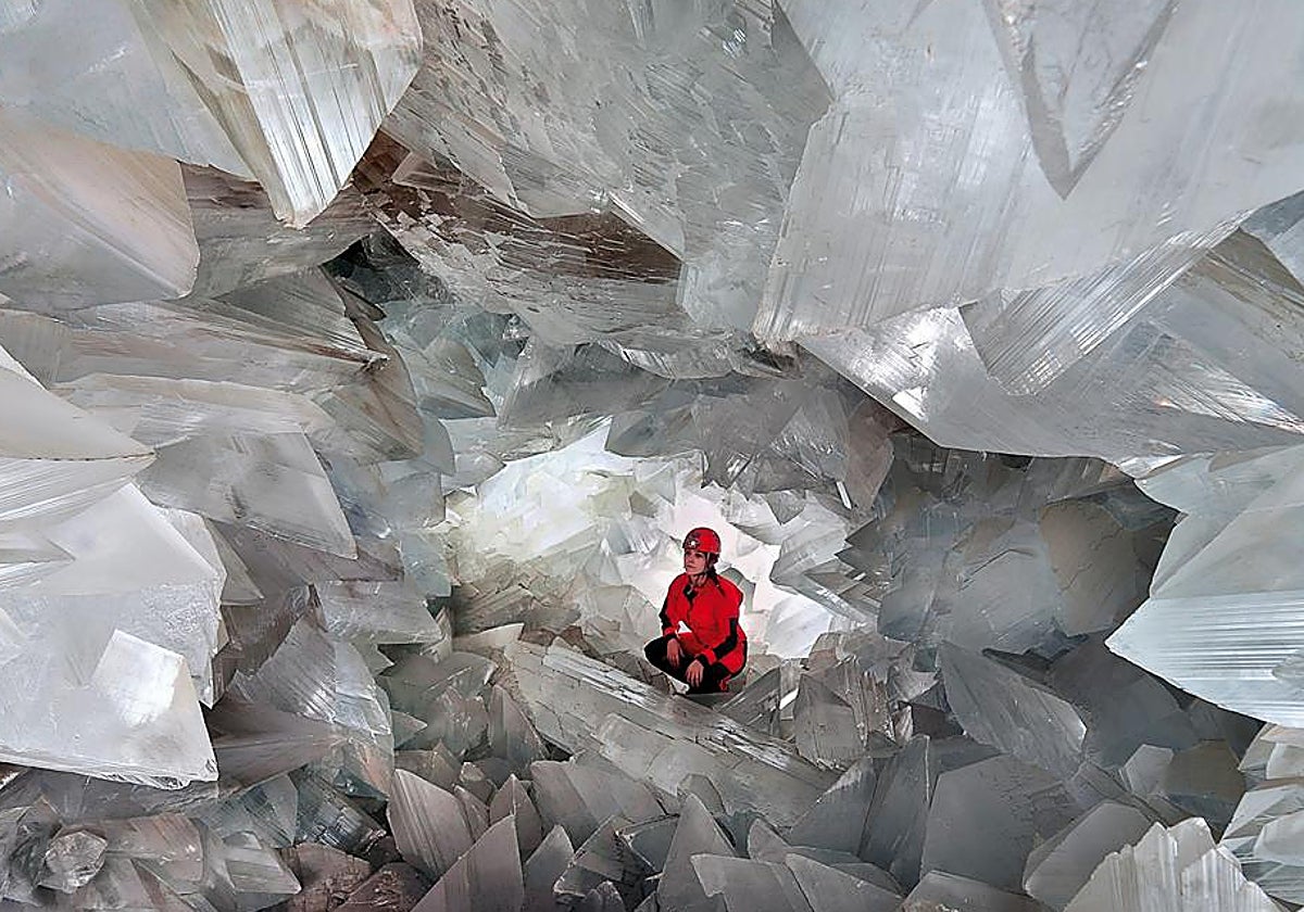 Una científica en el interior de la Geoda de Pulpí