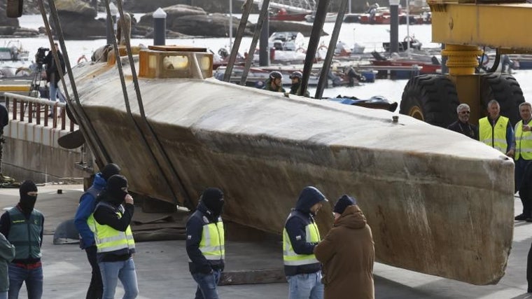 El narcosubmarino 'Poseidón', en la Illa de Arousa, tras ser localizado en la ría ya sin droga alguna