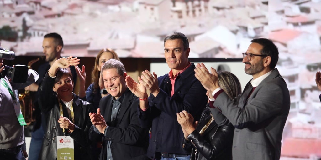 Pedro Sánchez elude las discrepancias con Page y le ofrece el apoyo de la toda la cúpula de Ferraz