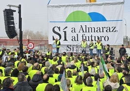 Masiva manifestación contra el cierre de la central nuclear de Almaraz, con apoyo de Castilla-La Mancha desde la distancia