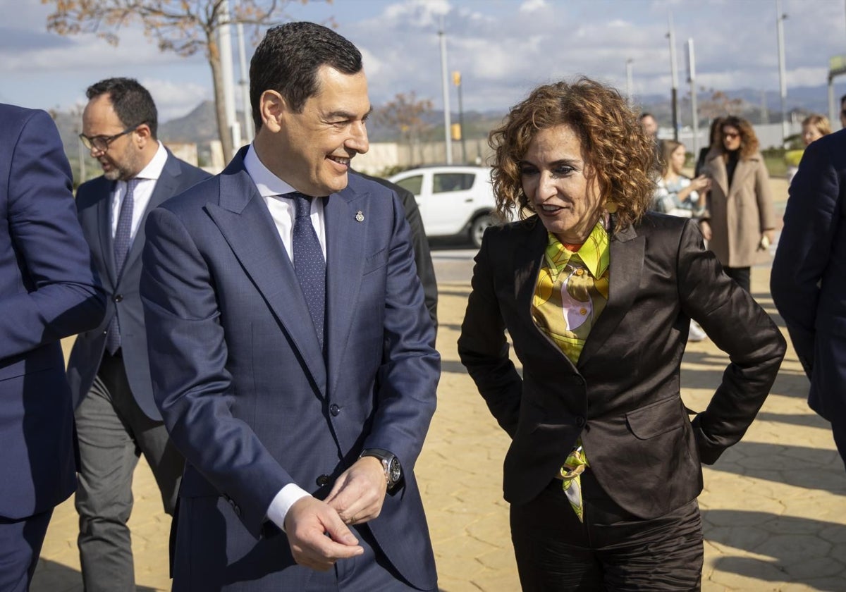 Juanma Moreno y María Jesús Montero durante el acto en Málaga
