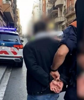 Imagen secundaria 2 - Mudanza en la urbanización okupada calle Excelente, Carabanchel. Debajo, armas incautadas por los Mossos a los integrantes de Antiokupa Tarraco, cuyo líder ingresó en prisión provisional por lesiones y amenazas. Abajo, uno de los detenidos de la mafia que empleaba a menores para evitar desalojos en pisos allanados en Barcelona