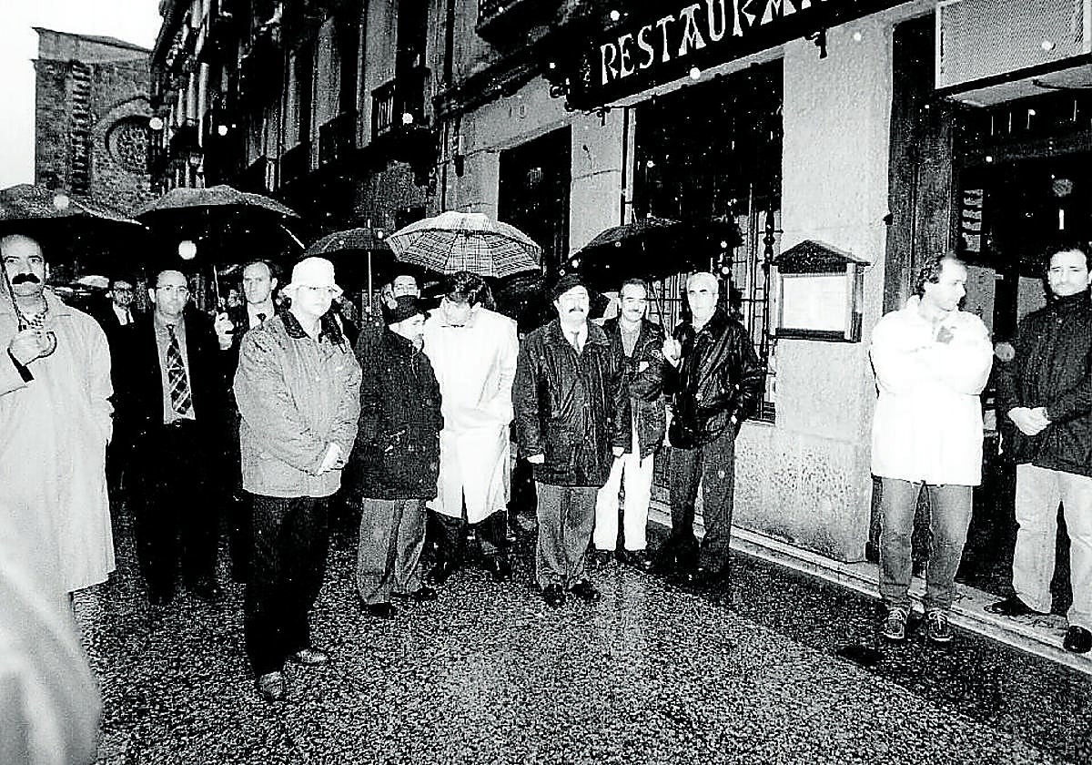 El alaclde Odón Elorza, el gobernador civil Juan María Jáuregui y otros cargos públicos se concentraron en el lugar del asesinato