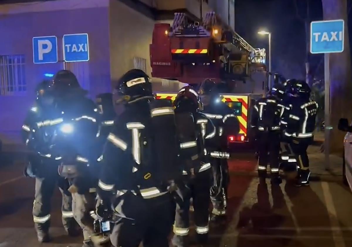 Bomberos del Ayuntamiento de Madrid durante las labores de extinción del incendio en Usera