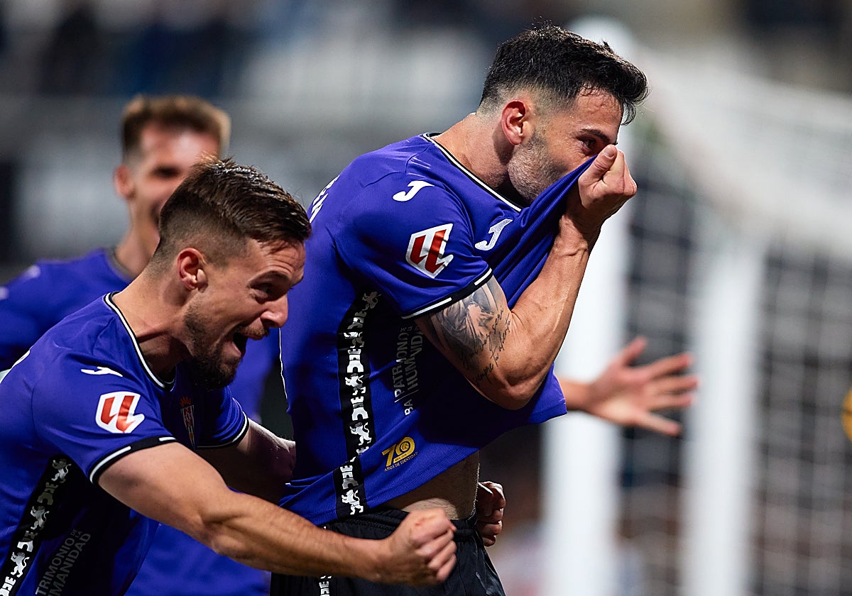 Albarrán celebra su gol besando el escudo del Córdoba CF