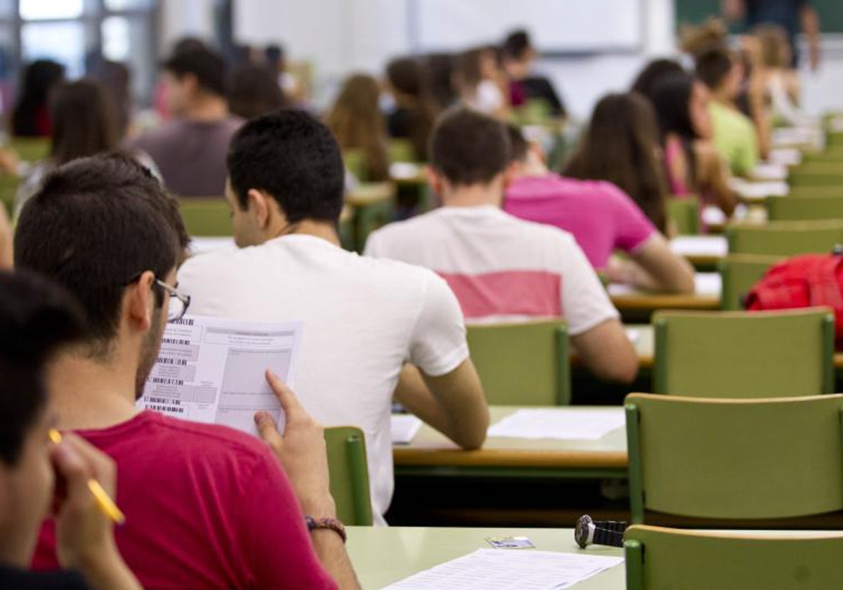 Estudiantes durante un examen en Valencia