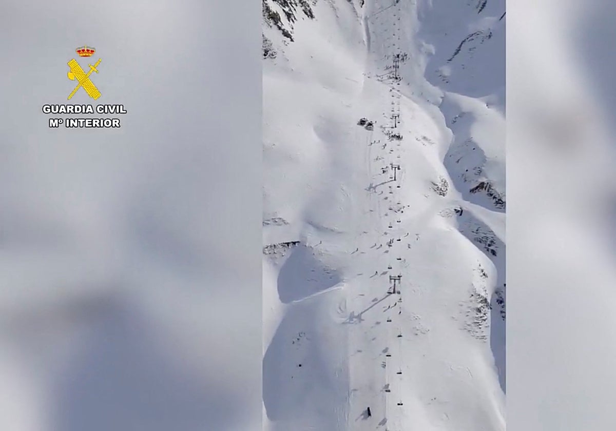El reguero de personas caídas a la nieve, unas saltaron de la silla, otras se balancearon y otras se desplomaron