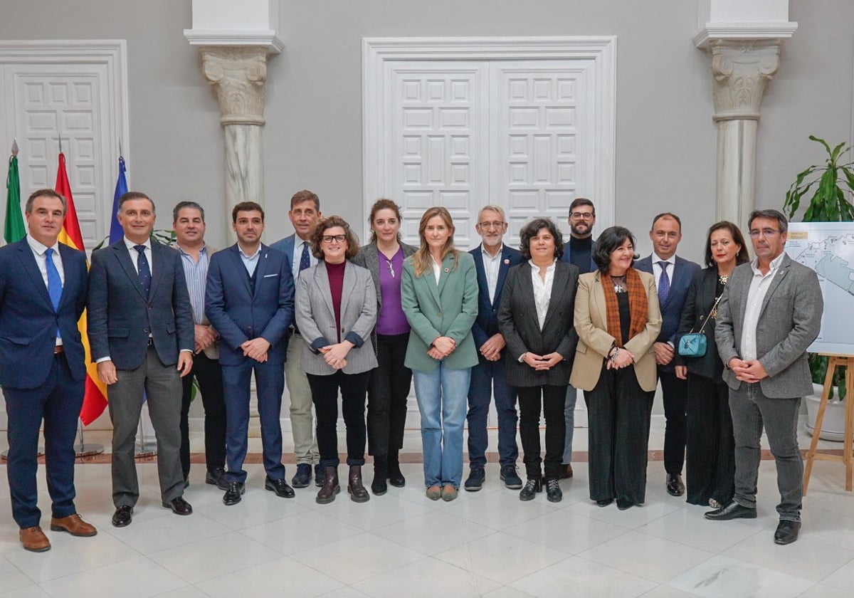 La nueva ministra para la Transición Ecológica, Sara Aagensen, con los alcaldes del entorno de Doñana