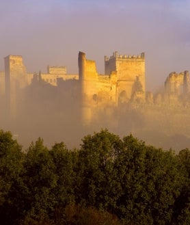 Imagen secundaria 2 - Castillos de Cuerva, uno  de los grandes desconocidos (arriba), Guadamur (izquierda sobre estas líneas) y Escalona