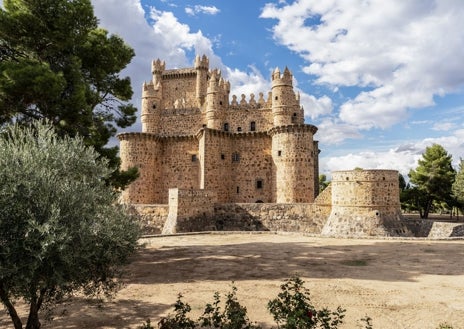 Imagen secundaria 1 - Castillos de Cuerva, uno  de los grandes desconocidos (arriba), Guadamur (izquierda sobre estas líneas) y Escalona