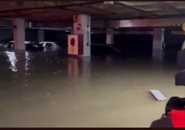 Una rotura en la canalización inunda tres plantas de un aparcamiento en Alcorcón