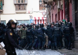 Tensión, carga policial, un herido y un detenido tras la 'okupación' de un céntrico edificio de Granada