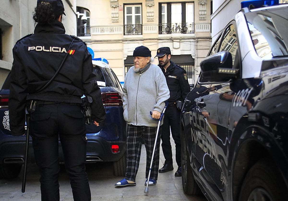 El asesino y descuartizador confeso de Torrevieja, este lunes a la entrada de la primera sesión del juicio en Alicante