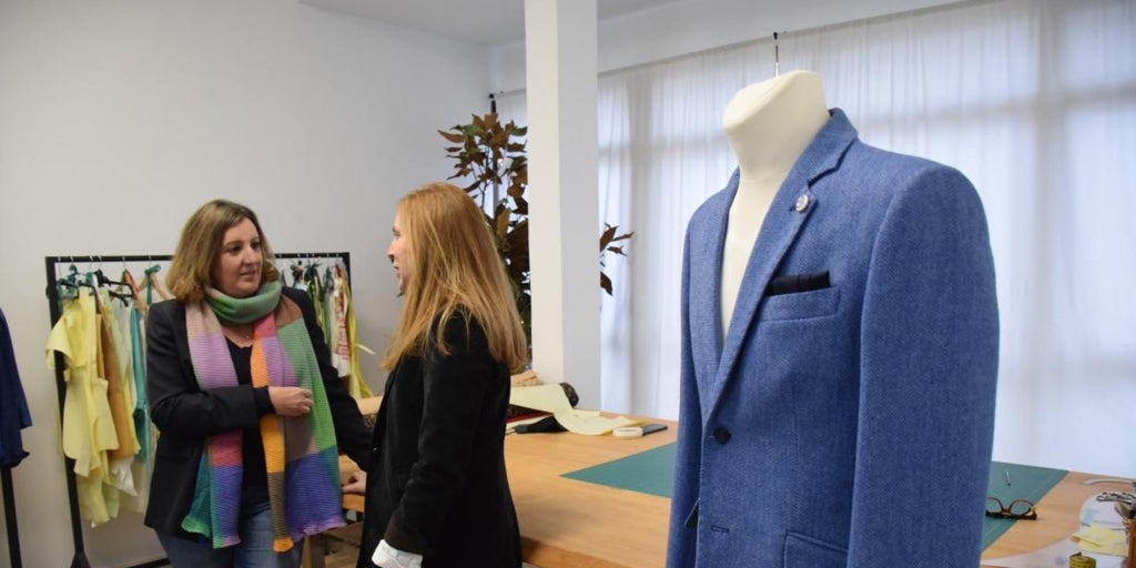 La cerámica de Talavera  inspira el diseño de las chaquetas del personal de la región en Fitur