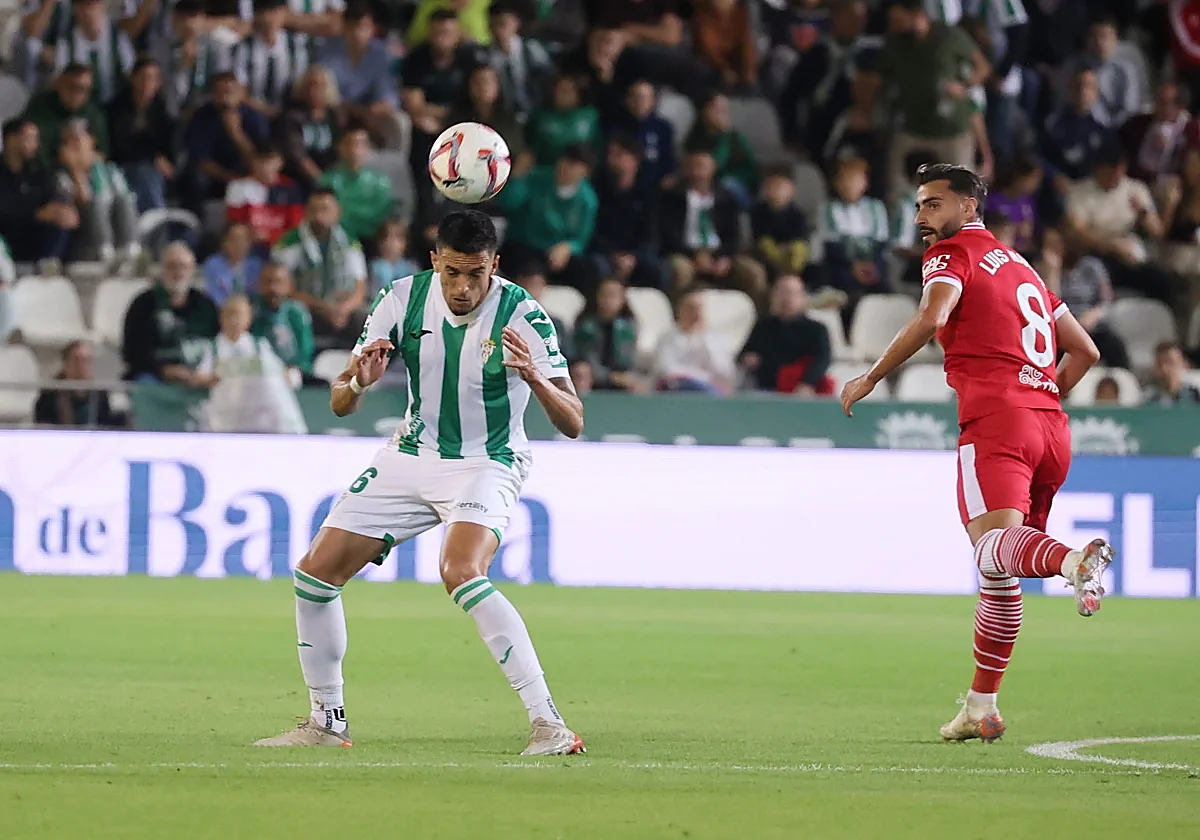 El central blanquiverde Martínez despeja un balón durante un partido esta temporada