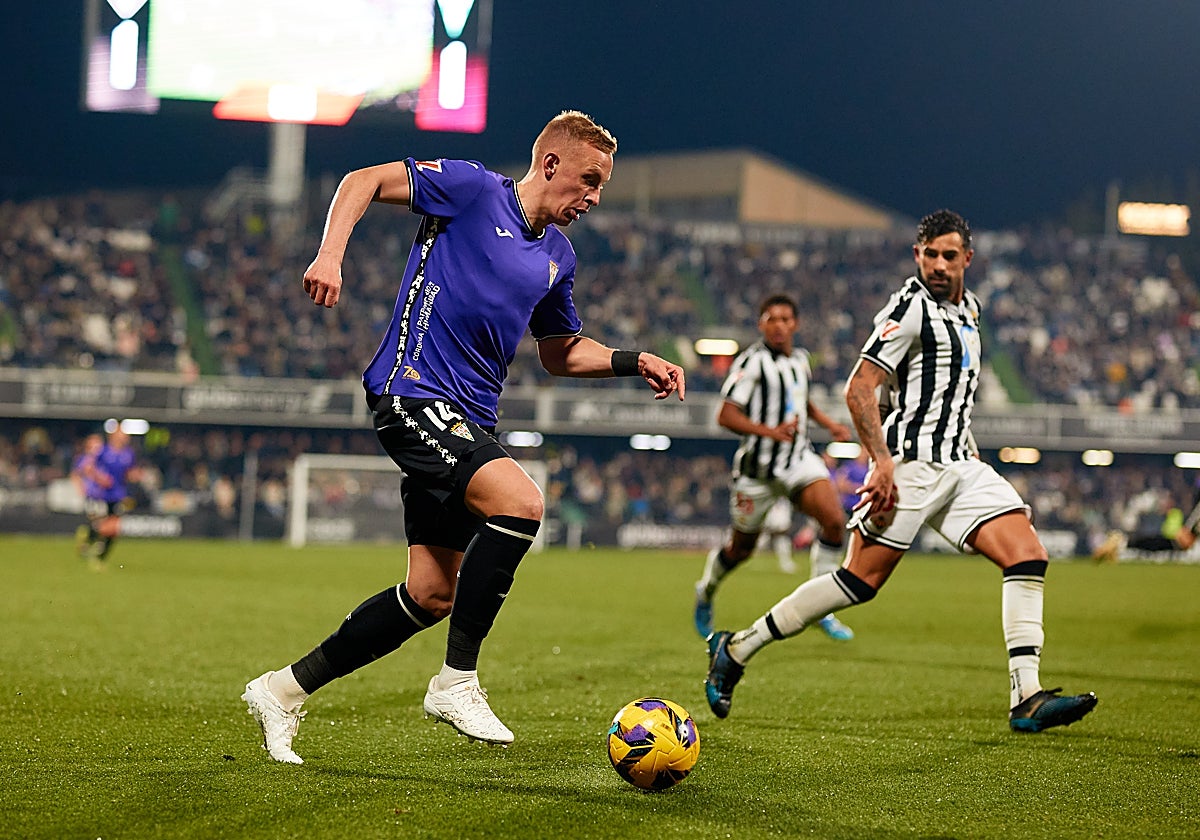 El ruso Obolskii conduce el balón en Castalia la pasada jornada