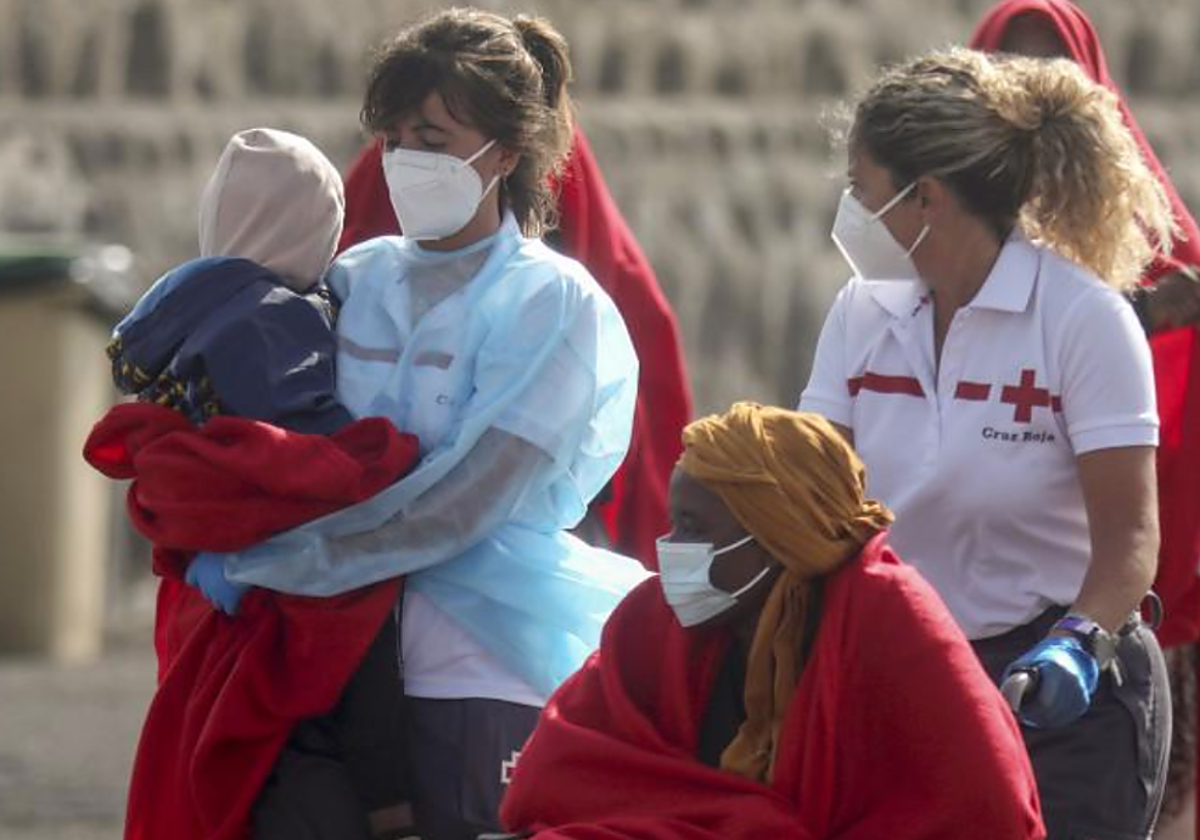 Un bebé y varias mujeres en el desembarco en Lanzarote en foto de archivo de 2022