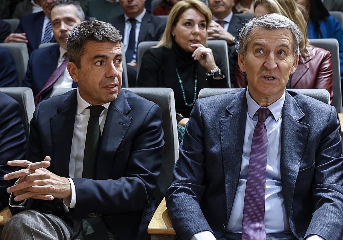 El presidente del Partido Popular, Alberto Núñez Feijóo, y el presidente de la Comunidad Valenciana, Carlos Mazón