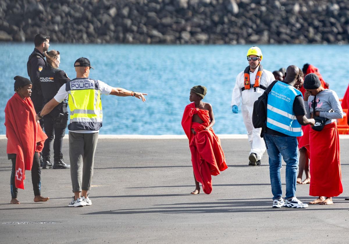 Agentes de emergencias atienden a inmigrantes en el muelle de Arrecife (Lanzarote)