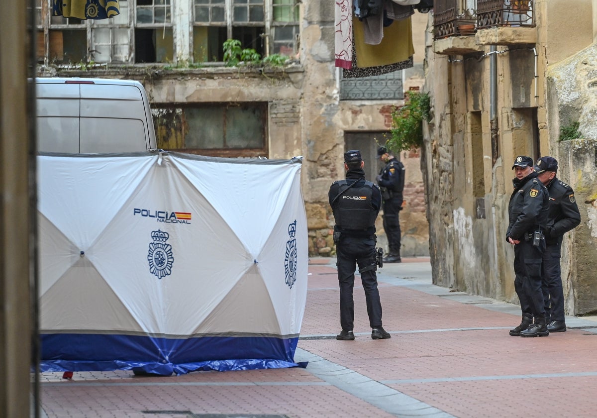 Policía Nacional en el lugar en el que se ha buscado durante estos días a la mujer desaparecida en Miranda de Ebro (Burgos) hace dos décadas