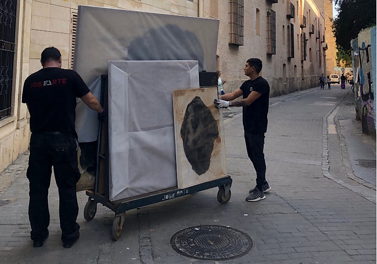 Transporte de obras de arte afectadas por las inundaciones de la dana en Valencia