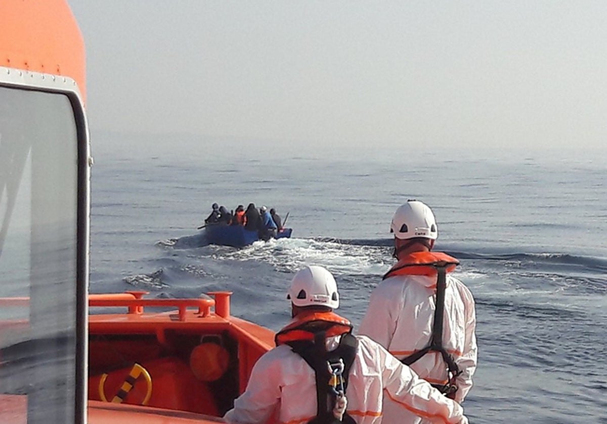 Salvamento Marítimo se dispone a rescatar a los ocupantes de una patera, en una imagen de archivo