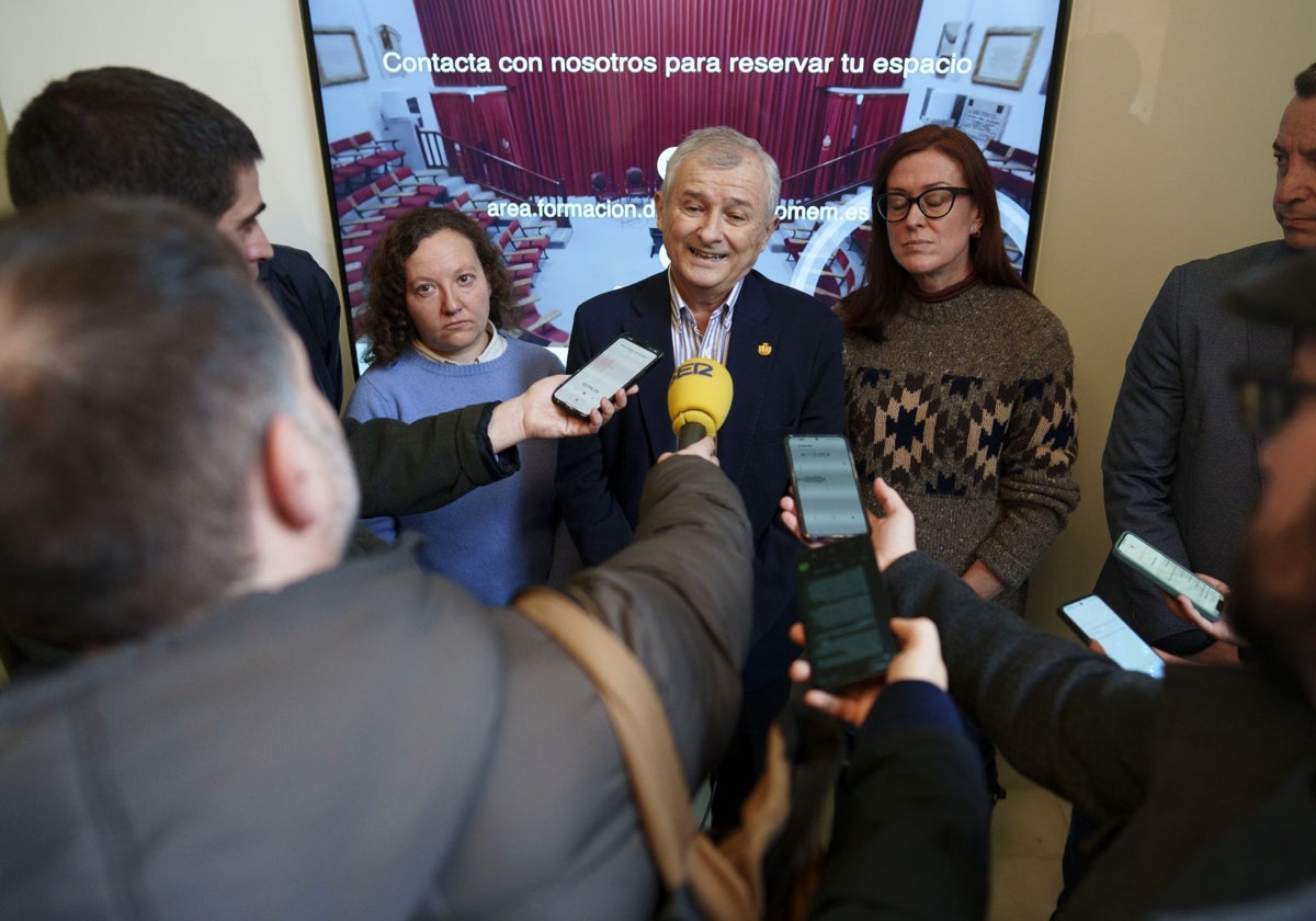 Tomás Merina, junto con parte de su candidatura, ayer en el hall del Colegio de Médicos respondiendo a los periodistas