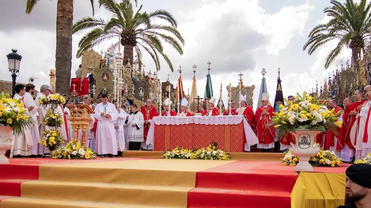 Altar de la Misa de Pentecostés en la aldea del Rocío