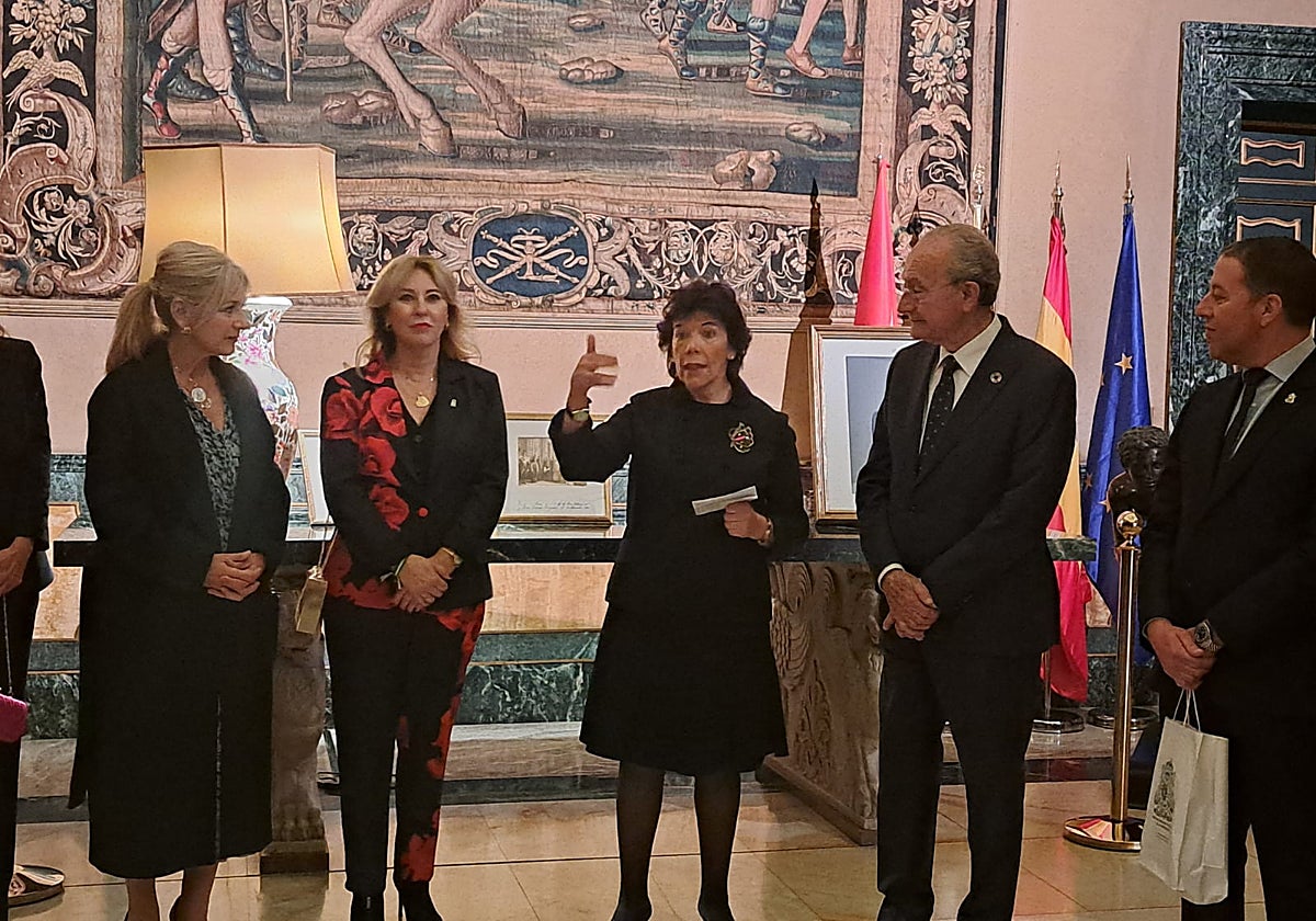 Las consejeras Carolina España y Patricia del Pozo, junto a la embajadora en la Santa Sede, Pilar Celaá, este martes