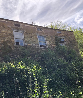 Imagen secundaria 2 - Ponen a la venta una aldea en Galicia por 65.000 euros: seis edificaciones reformadas y 13.000 metros cuadrados