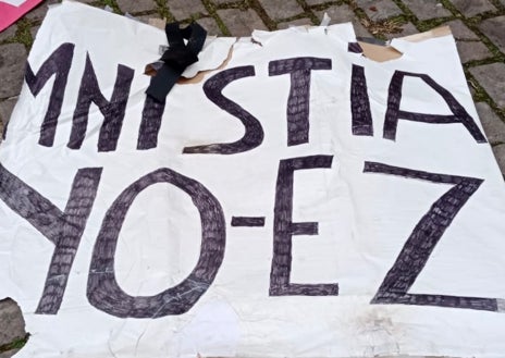 Imagen secundaria 1 - La pancarta que Silvestre Zubitur cuelga cada día desde 2023 junto a otros vecinos para protestar contra la amnistía