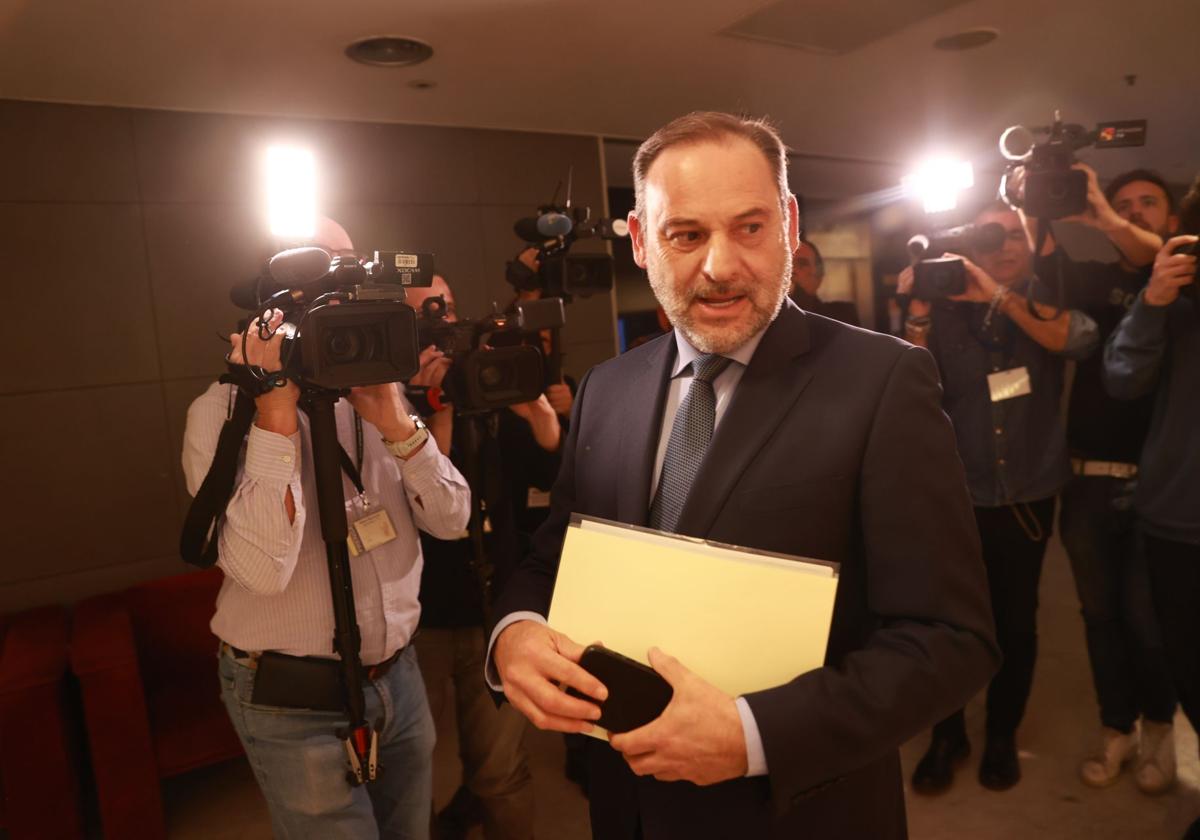 José Luis Ábalos en los pasillos del Congreso de los Diputados