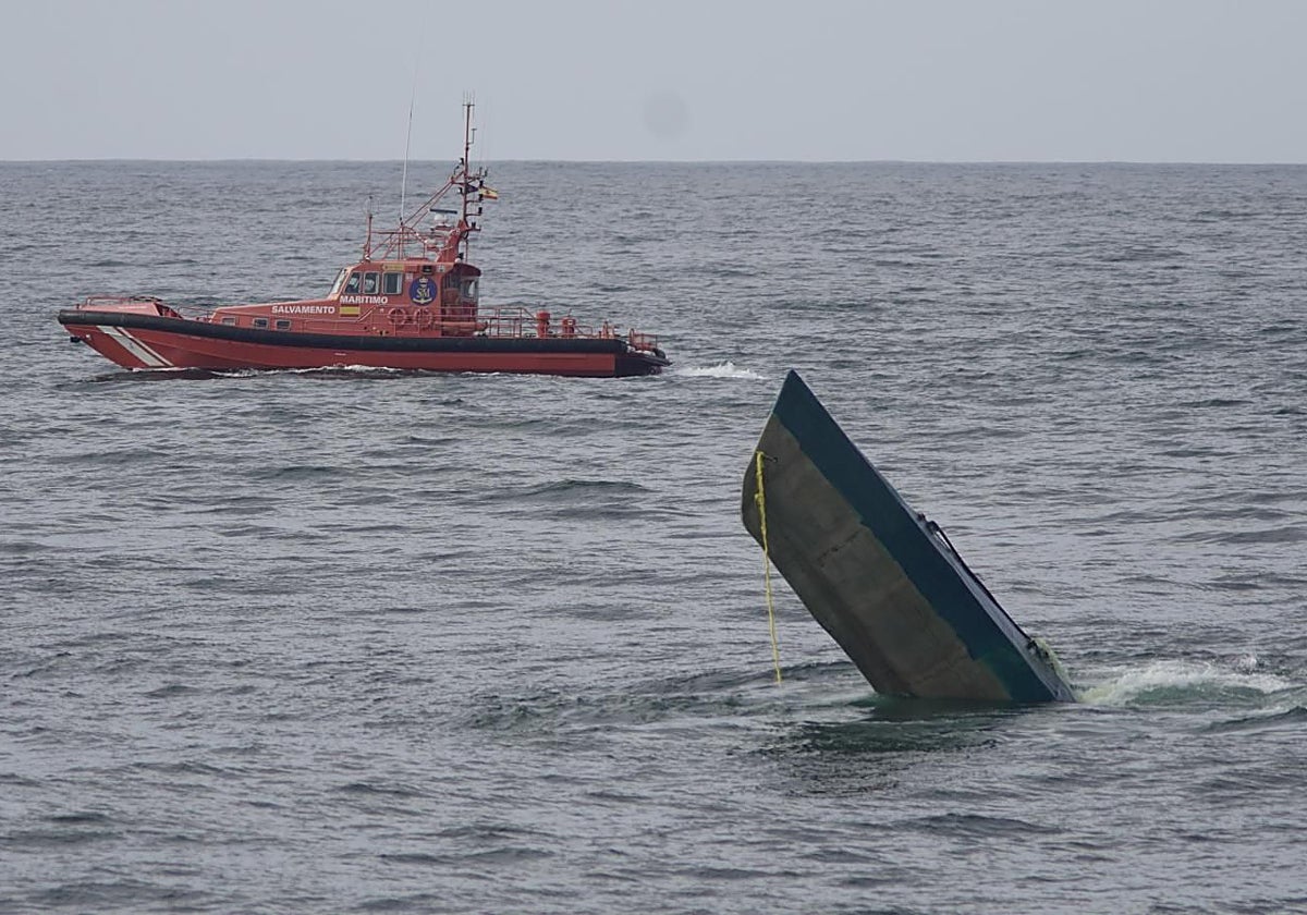 El narcosubmarino encontrado en aguas de la Costa da Morte y remolcado hasta el puerto de Camariñas (La Coruña)