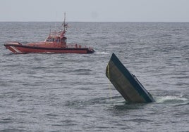 El narcosubmarino de la Costa da Morte, el tercero localizado en Galicia, se parte en dos y la popa se hunde en el mar