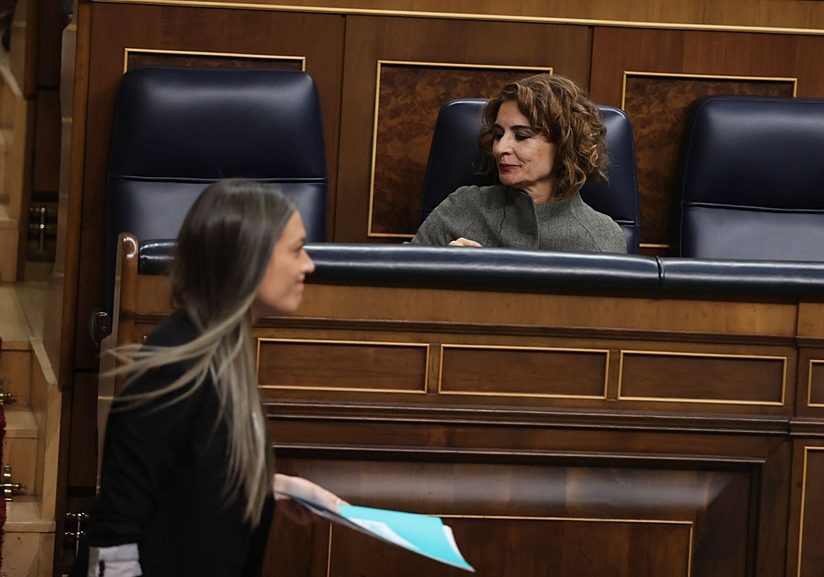 Nogueras pasa este miércoles por delante de la vicepresidenta Montero