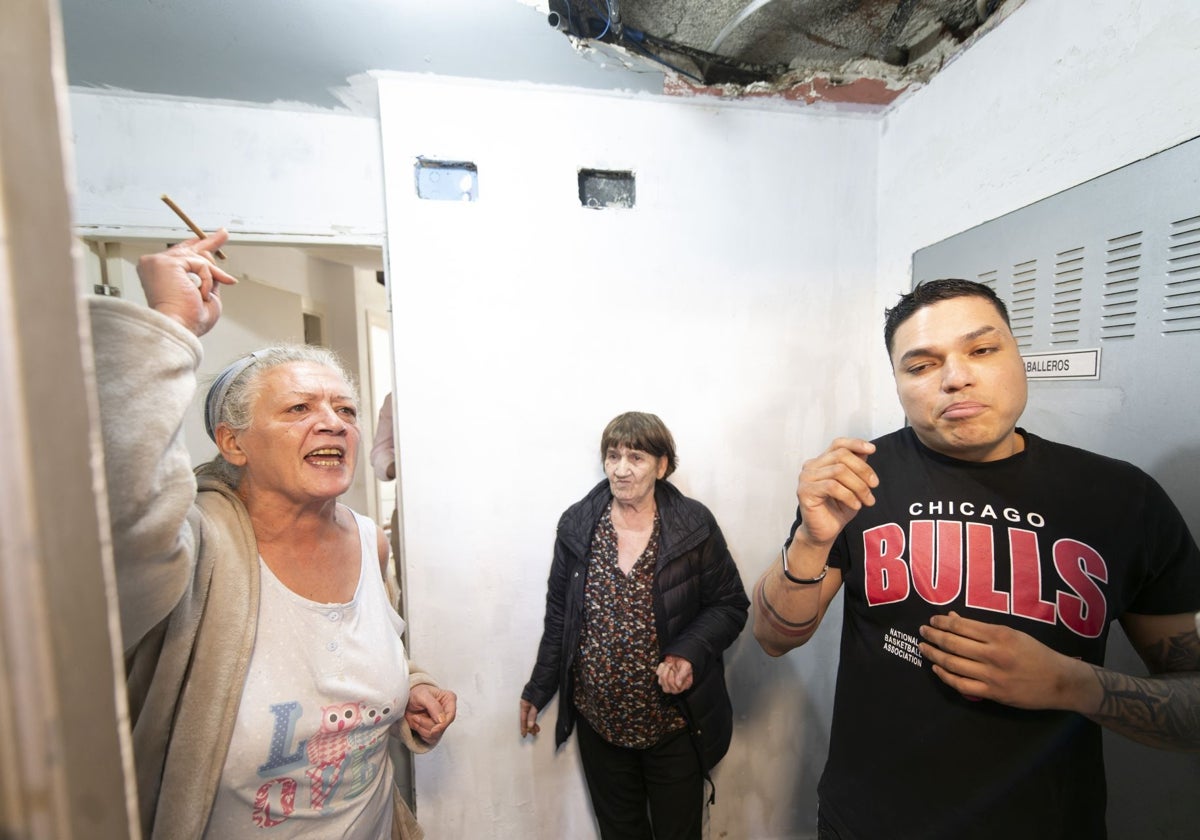 Varios okupas discuten en un edificio de Marcelo Usera, 32