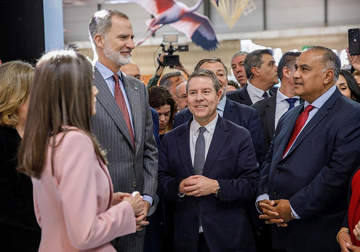 El presidente de Castilla-La Mancha, Emiliano García-Page, junto a los Reyes en la inauguración de Fitur