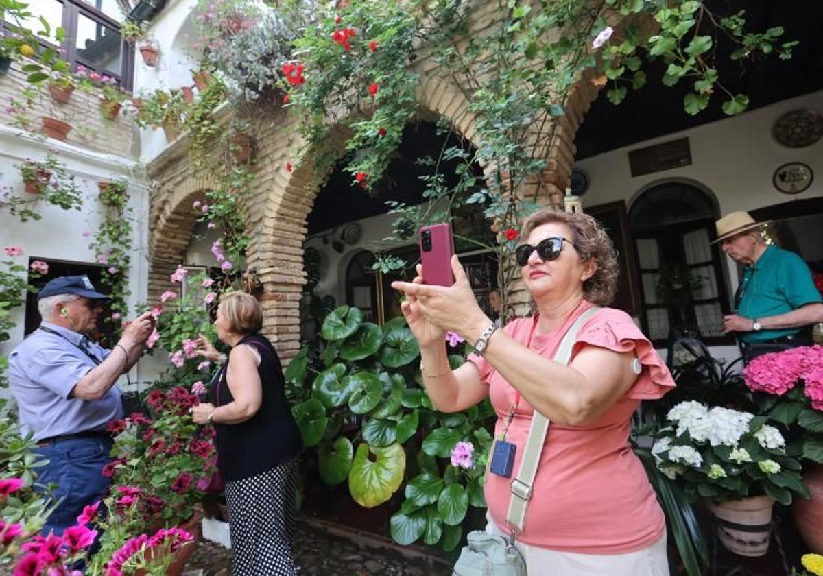 Visitantes en un patio de Córdoba el pasado mes de mayo.