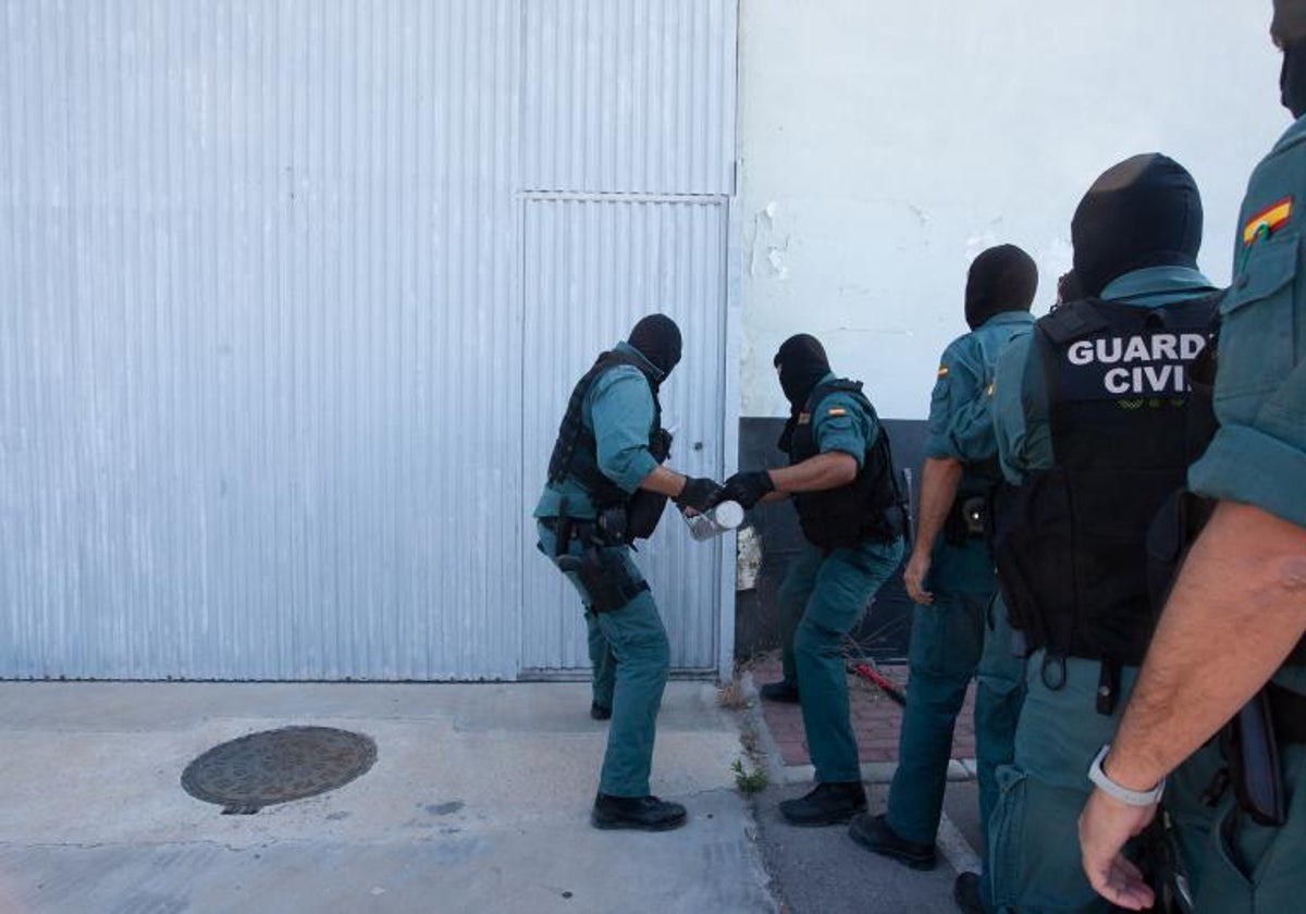 Entrada de agentes de OCON-Sur en un registro