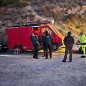 Retirada de uno de los vehículos en Nerja