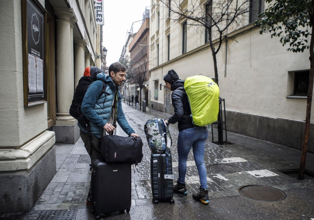 Un grupo de turistas llegando al barrio de las Letras