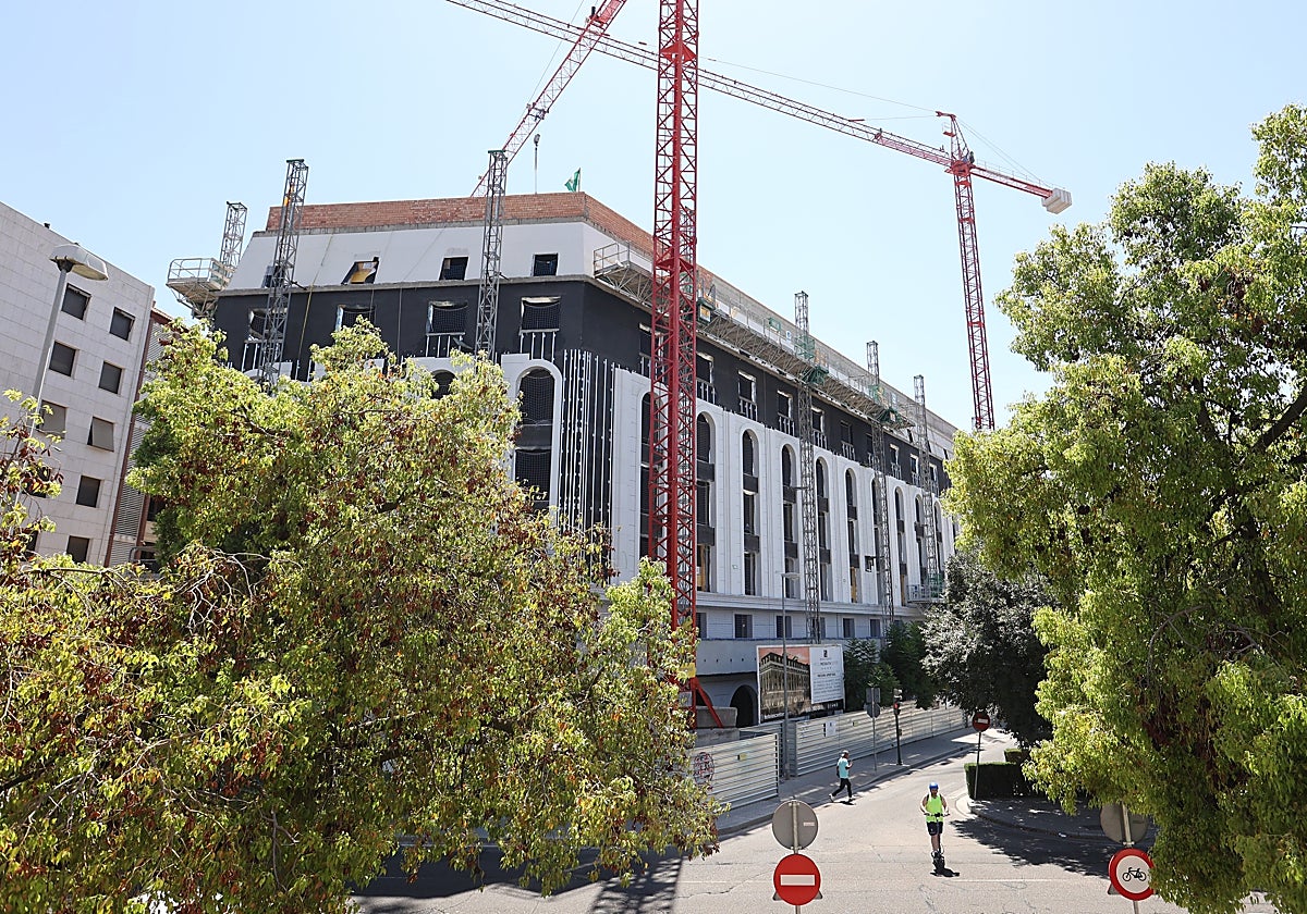 Obras del futuro hotel Mezquita Center en el bulevar Hernán Ruiz junto al AVE