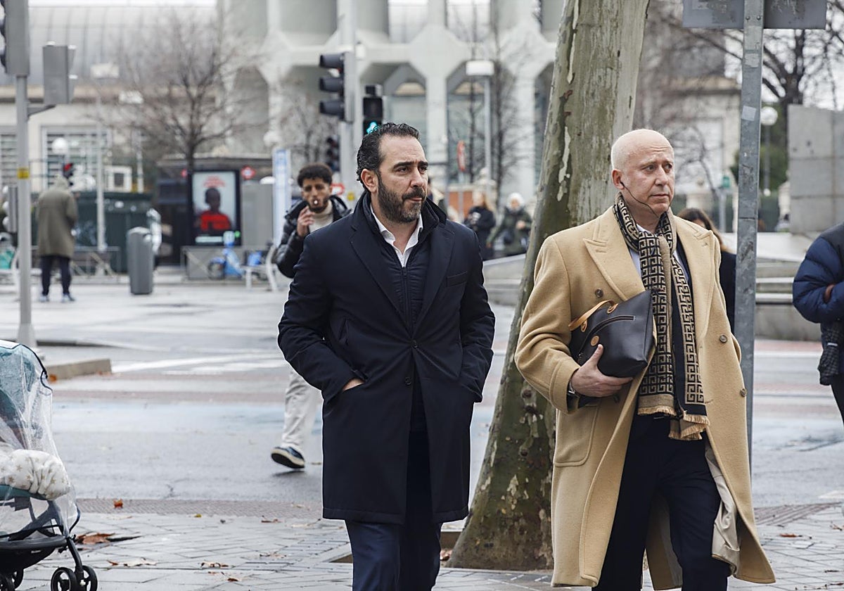 Víctor de Aldama y su asesor de comunicación, en los alrededores de los juzgados de plaza de Castilla