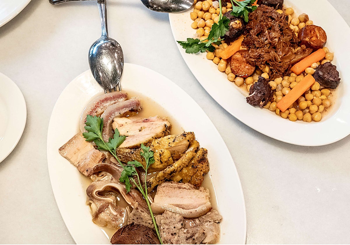 Segundo y tercer vuelco del cocido que se sirve tras el primero para la sopa de picadillo en olla de barro con jamón ibérico y huevo cocido, punta de manzanilla de Sánlucar