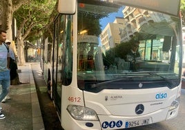 Usuarios aguardan para subirse en un bus urbano en Almería