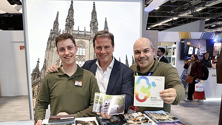 El presidente de la Diputación de Burgos Borja Suárez durante su visita a Fitur