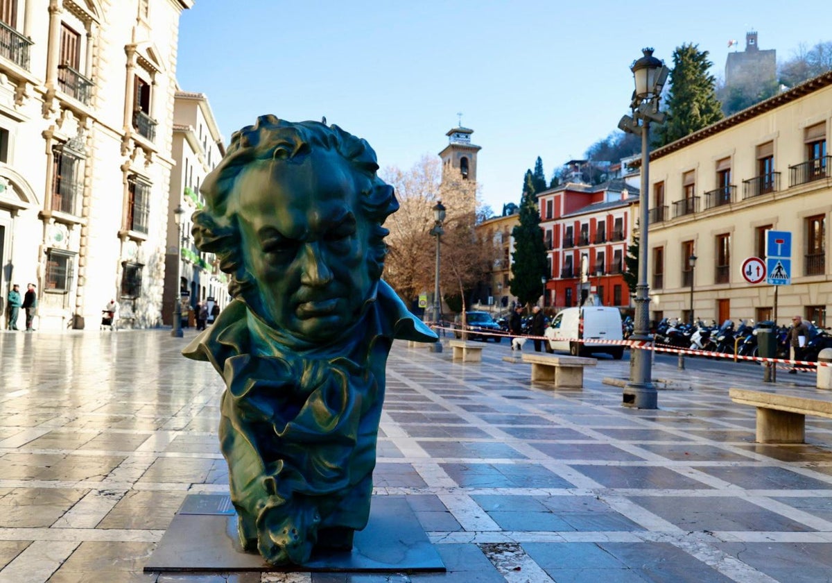 Estatua del busto de Goya en la Plaza Nueva de Granada