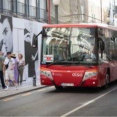 Un autobús en la avenida Reyes Católicos, en imagen de archivo