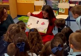 La Reina participa en la lectura de un cuento inclusivo en el colegio Cortes de Cádiz de Madrid